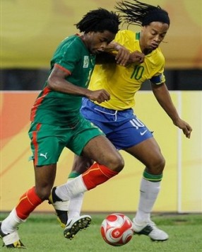 Alexandre Song  la lutte avec Ronaldinho