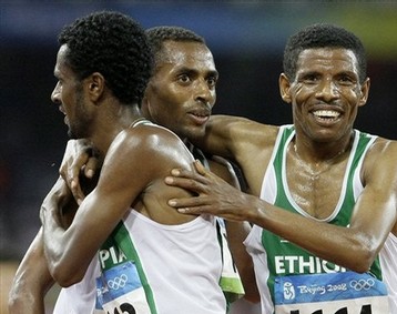 Kenenisa Bekele félicité par ses compatriotes Sileshi Sihine et Haile Gebreselassie