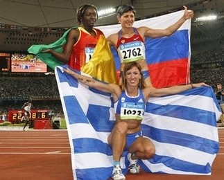 Franoise Mbango, championne olympique, entoure de ses dauphines