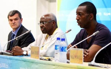 Nick Davies et Lamine Diack de la fédération internationale en compagnie de Michael Johnson