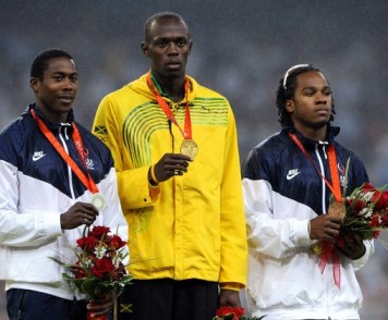 Usain Bolt et ses dauphins Shawn Crawford ( gauche) et Walter Dix ( droite) sur le podium du 200 mtres