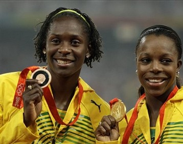 Kerron Stewart, médaille de bronze (à gauche) et Veronica Campbell, médaille d'or