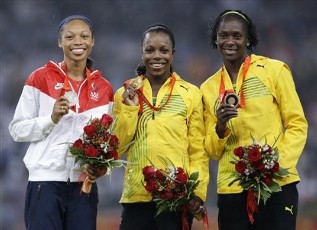 L'américaine Allyson Felix sur le podium du 200 mètres avec les jamaïquaines