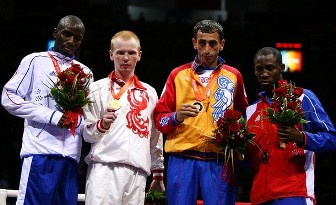 Daouda Sow (argent), Alexey Tishchenko (médaille d'or), Hrachik Javakhyan (Arménie) et Yordenis Ugas (Cuba), médaillés de bronze