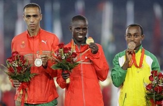 De gauche  droite : Jaouad Gharib, Samuel Wanjiru (mdaille d'or), Tsegay Kebede (bronze)