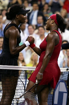 Venus et Serena Williams se saluent aprs le match