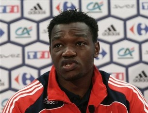Steve Mandanda a pris la place de Gregory Coupet comme titulaire, mais n'est pas encore assez aguerri selon les mdias