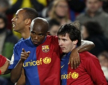 Lionel Messi, ici avec Samuel Eto'o quand il jouait encore au Bara, engrange 31 millions d'euros par an
