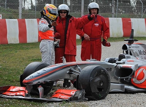 Lewis Hamilton aprs une sortie de piste en essais privs  Barcelone le 11 Mars 2009