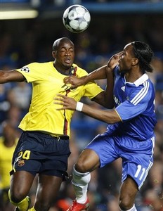 Yaya Toure face  Didier Drogba