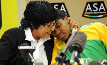 Winnie Mandela et Caster Semenya lors d'une confrence de presse le mardi 25 aot  Johannesburg