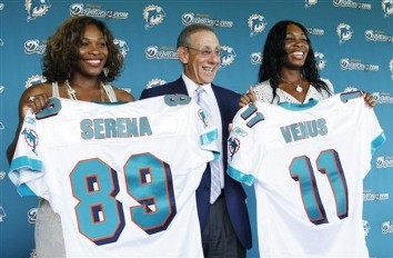 Serena et Venus Williams posent en compagnie de Stephen Ross, actionnaire majoritaire des Miami Dolphins