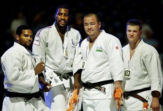 De gauche à droite : Oscar Brayson (Cuba), Teddy Riner, Abdullo Tangriev (Ouzbekistan), Marius Paskevicius (Lituanie) lors de la cérémonie de remise des médailles