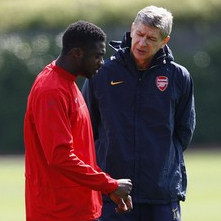 Kolo Tour en discussion avec Arsene Wenger en avril 2009