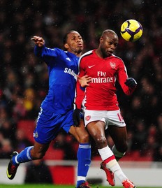 Didier Drogba ici à la lutte avec William Gallas a réalisé le doublé