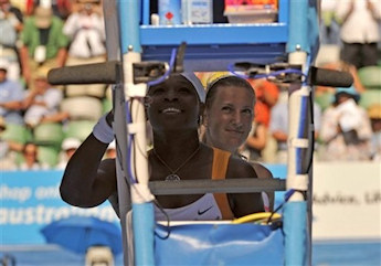 Serena Williams et Victoria Azarenka salue l'arbitre aprs le match remport par l'amricaine