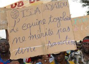 Des panacartes critiquant Issa Hayatou lors de manifestations au Togo