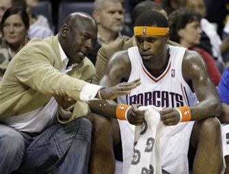 Michael Jordan discute avec Stephen Jackson lors du match Charlotte Memphis le 9 janvier 2010