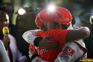 Lewis Hamilton congratule son coquipier Jenson Button pour sa victoire