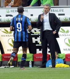 Samuel Eto'o en discussion avec son coach Jos Mourinho