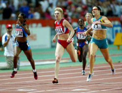 L'Australienne Jana Pittman ( droite) franchit la ligne d'arrive du 400m haies devant la Russe Yuliya Pechonkina (au cenrte) et l'Amricaine Sandra Glover ( gauche)