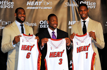 Lebron James avec ses nouveaux coquipiers, Dwayne Wade et Chris Bosh 