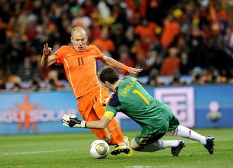 Arjen Robben face à Iker Casillas
