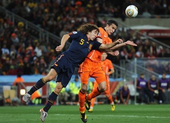 Carles Puyol face à Robin Van Persie