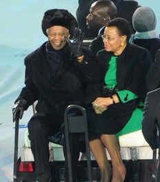 Nelson Mandela et son épouse Graça Machel faisant un tour d'honneur à l'occasion de la finale de la coupe du monde