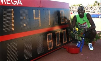 David Rudisha pose après avoir battu une seconde fois le record du monde du 800 mètres