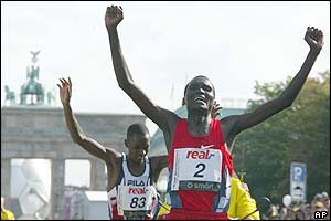 Paul Tergat est devenu le nouveau detenteur du record du monde du marathon