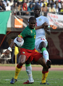 Samuel Eto'o face  Guirane N'Dawh durant Cameroun Sngal le 4 juin  Yaound