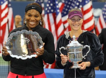 Serena Williams et Samantha Stosur aprs la finale de l'Us Open remporte par l'Australienne