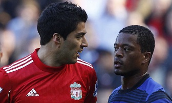 Luis Suarez ( gauche) face  Patrice Evra lors du match Liverpool Manchester