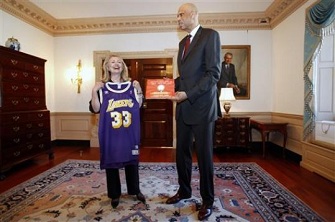 Hillary Clinton reoit un maillot de l'ancien joueur des Lakers le mercredi 18 avril 2012