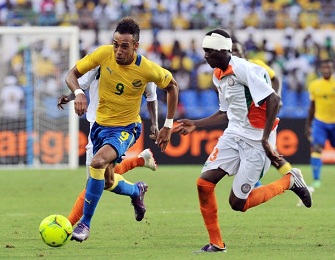 Pierre-Emerick Aubameyang face au dfenseur nigerien Karim Lacina