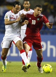 Le marocain Youssef Belhanda  la lutte avec des joueurs tunisiens