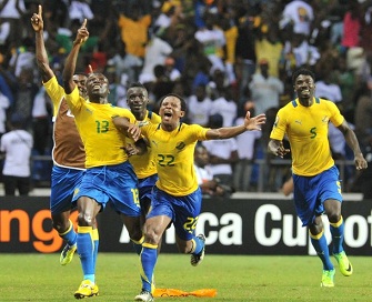 Les joueurs gabonais exultent après le 3ème but victorieux du Gabon face au Maroc