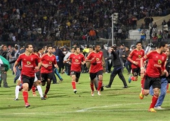 Les joueurs de Al Alhy fuient la pelouse