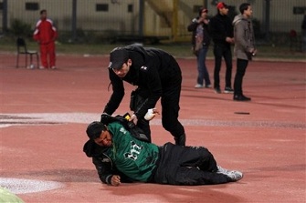 Un joueur bless secouru par un policier