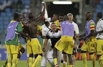 Les joueurs maliens clbrent leur troisime place avec leur coach Alain Giresse