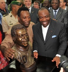 Pelé et Ali Bongo lors de l'inauguration d'une statue de Pelé au Stade de l'amitié à Libreville le 9 février 2012