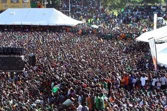 Les fans zambiens venus accueillir l'quipe nationale le lundi 13 fvrier 2012  Lusaka