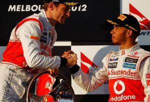 Lewis Hamilton flicitant son coquipier sur le podium