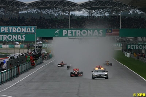 Lewis Hamilton derrière la voiture de sécurité