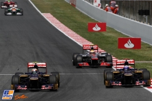 Lewis Hamilton s'apprtant  doubler les deux pilotes Toro Rosso dans le mme tour