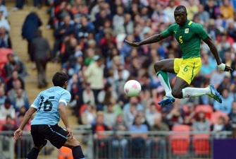 Le sénégalais Zargo Touré face à Tabare Viudez lors de Sénégal Uruguay remporté 2-0 par les Sénégalais