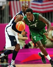 Al Farouq Aminu devant Kobe Bryant lors du match Usa Nigeria remport 156  73 par les Amricains