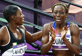 Myriam Soumare encourage par Muriel Ahoure apprend qu'elle est qualifie au temps pour la finale du 200 m olympique