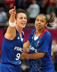 Celine Dumerc et Edwige Lawson-Wade célèbrent la qualification de l'équipe de France pour la finale des Jeux olympiques